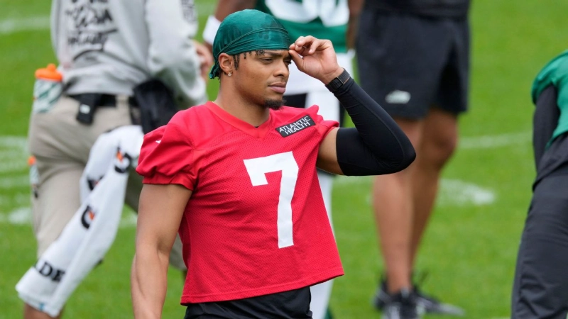 Justin Fields in red #7 Jets practice jersey, prepping at training camp, ESPN India.
