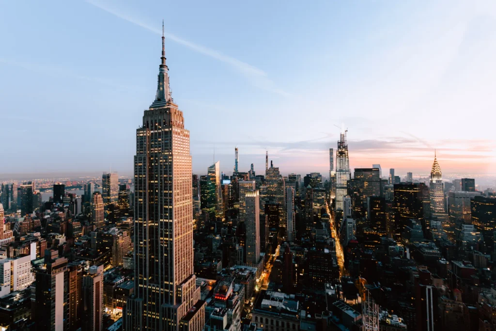 Empire State Building and Manhattan skyscrapers at dusk, New York City. Image by wirestock on Freepik.