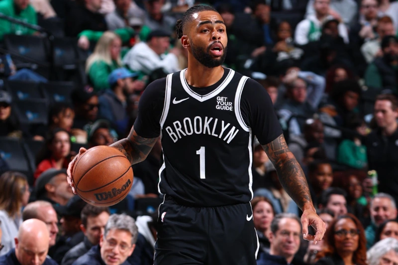 D'Angelo Russell, Brooklyn Nets #1, dribbling basketball, leading offense, NBA.
