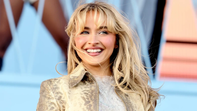 Sabrina Carpenter on stage, Coachella. Credits Arturo Holmes/Getty Images/Coachella.