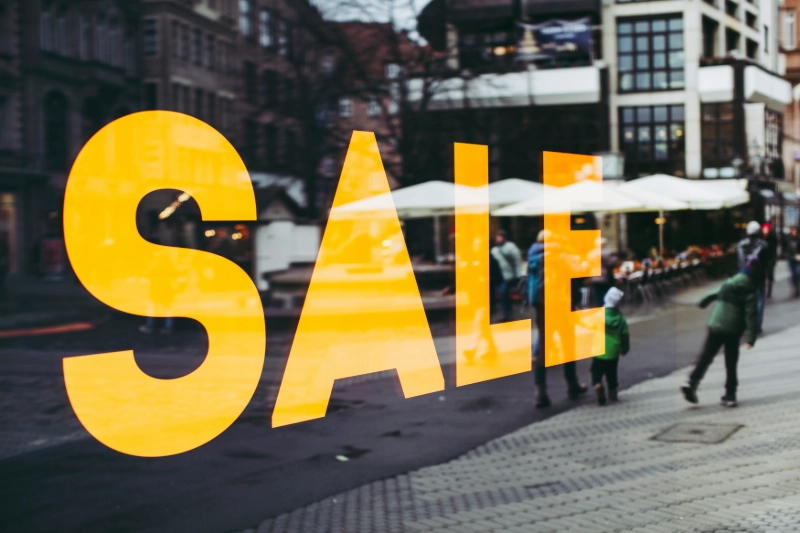 Black Friday sale sign on storefront window, image credits: Markus Spiske / UNSPLASH