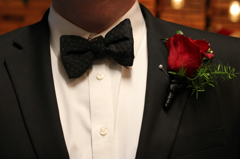 Difference between tuxedo and dinner suit close-up, image credits: Emily Studer / Unsplash