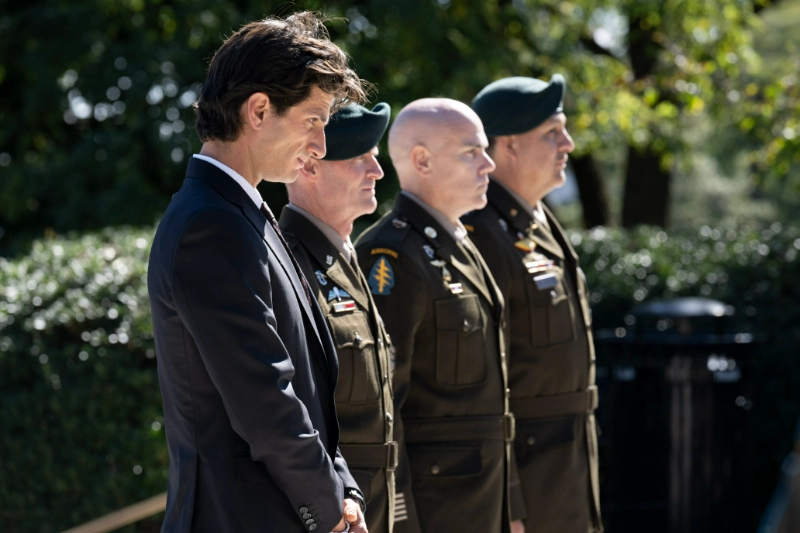 Jack Schlossberg stands alongside U.S. Army personnel during a formal outdoor ceremony. Image Credits - U.S. Army photo by Elizabeth Fraser / Arlington National Cemetery / Public domain via Wikimedia Commons