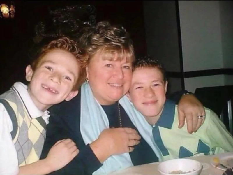 Childhood photo of Kai Widdrington with family members. Image credits: Instagram / kaiwidd