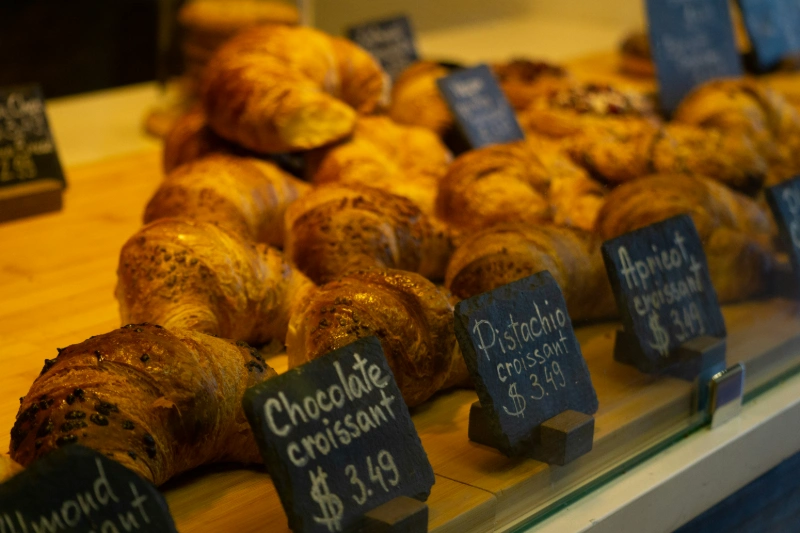 Thanksgiving croissants bakery display, image credits: Terrillo Walls / UNSPLASH