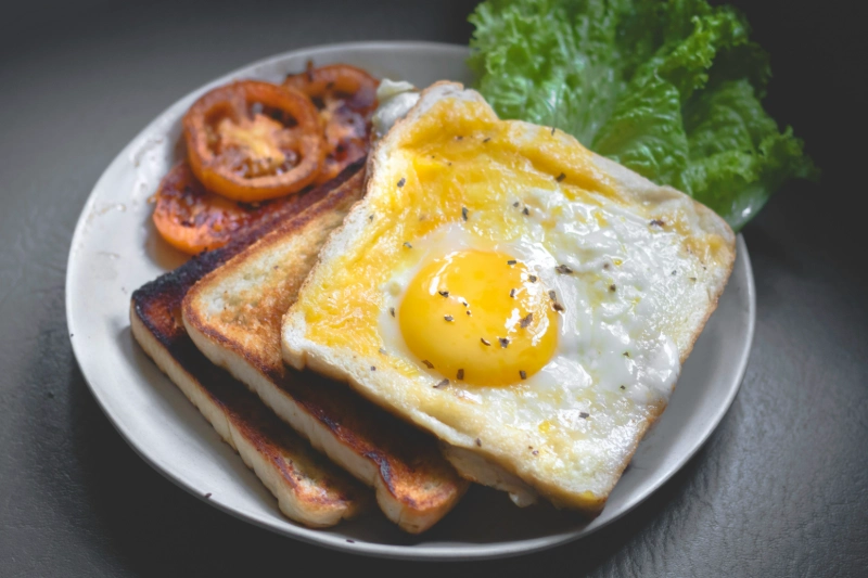 What Can You Eat After Tooth Extraction, toast with egg, lettuce, tomato, image credits: Eiliv Aceron / UNSPLASH