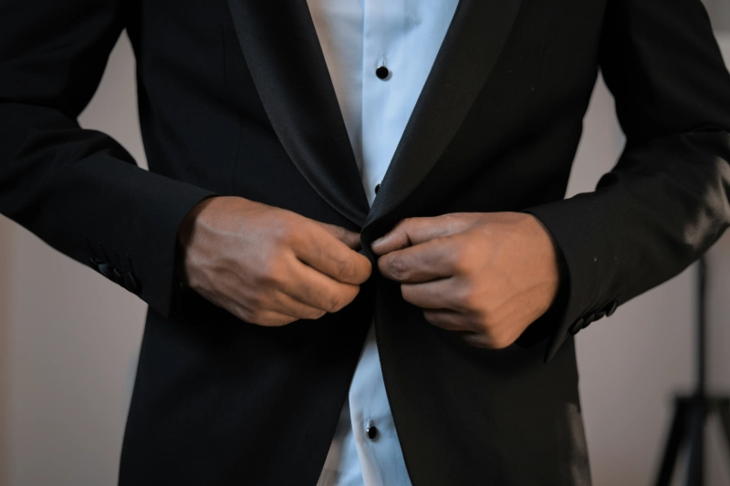 Difference between tuxedo and dinner suit buttoning, image credits: Gift Habeshaw / Unsplash