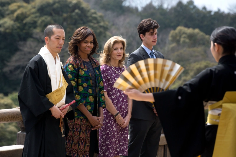 Jack Schlossberg stands alongside U.S. Army personnel during a formal outdoor ceremony. Image Credits - U.S. Army photo by Elizabeth Fraser / Arlington National Cemetery / Public domain via Wikimedia Commons