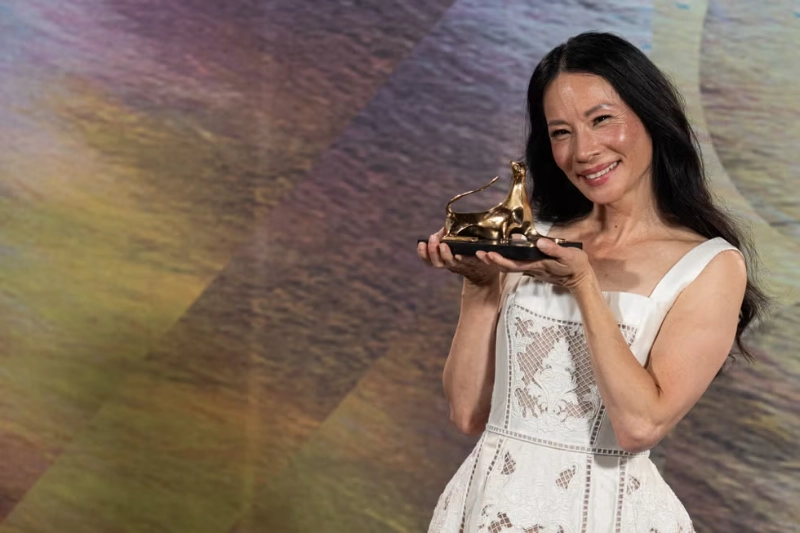 Lucy Liu poses with her Career Achievement Award. Image credits: Alessandro Levati