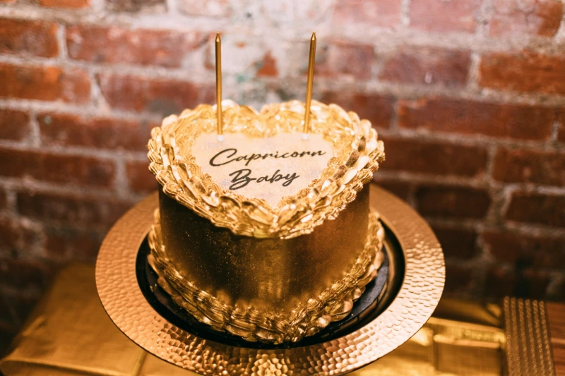 Golden Cake. Image Credits: Evie Martinez / UNSPLASH
