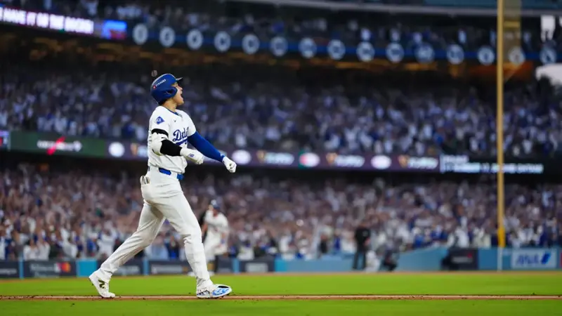 Dodgers player running on the field, highlighting the phillies score.