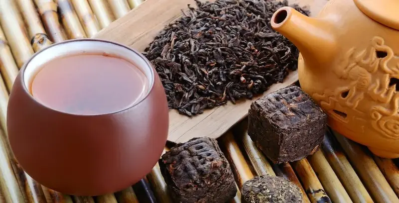What is the tea used in Chinese restaurants: pu-erh tea with teapot and tea cakes.