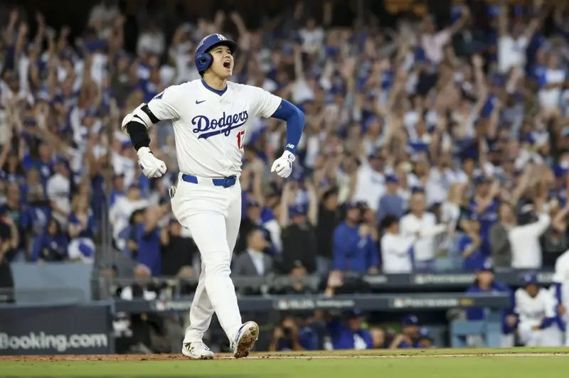 Dodgers player running on the field, highlighting the phillies score.