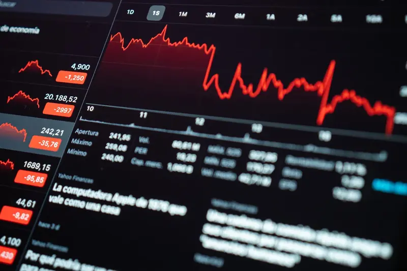 U.S. Stock Market Crash depicted on a financial dashboard with red line graph showing stock price movements and numerical values. Image by wirestock on Freepik
