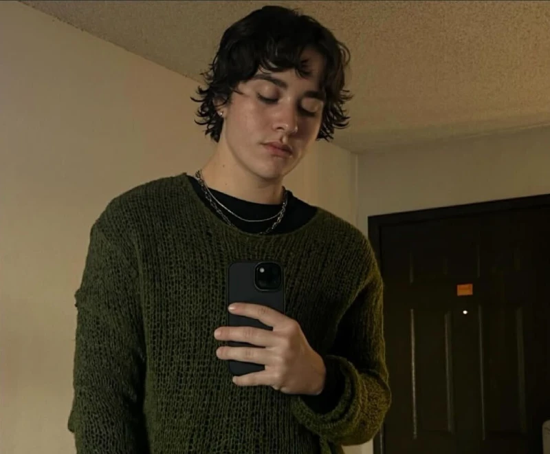 Jade Whipkey: stylist in green sweater takes mirror selfie amid Anna Camp relationship news.