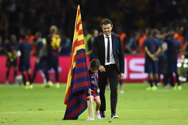 Xana Luis Enrique: father and daughter with Catalan flag Barcelona celebration.