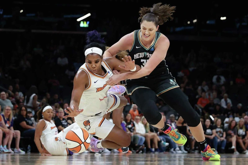 WNBA: Phoenix Mercury and New York Liberty players scramble for ball during 2025 game.