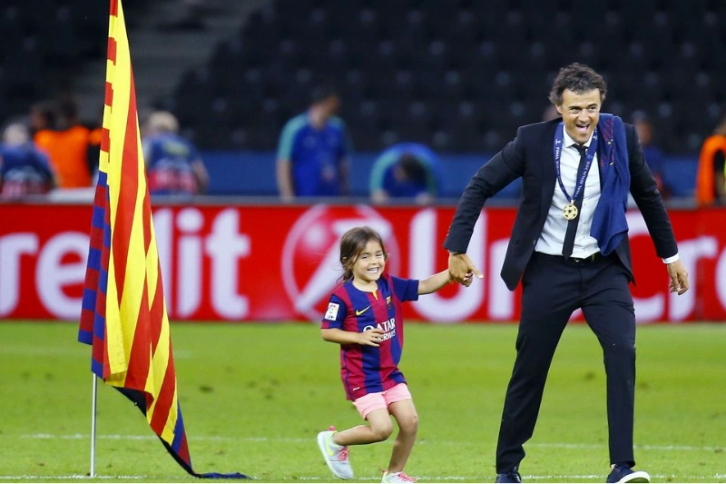 Xana Luis Enrique: father daughter Catalan flag Champions League celebration tribute.